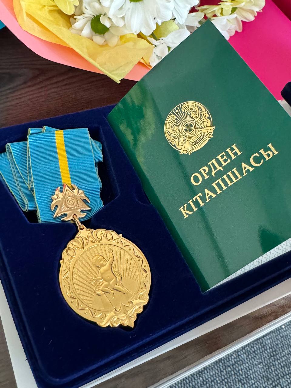 Бойжеткен шешініп, өзінің киска видеосын көрсетеді