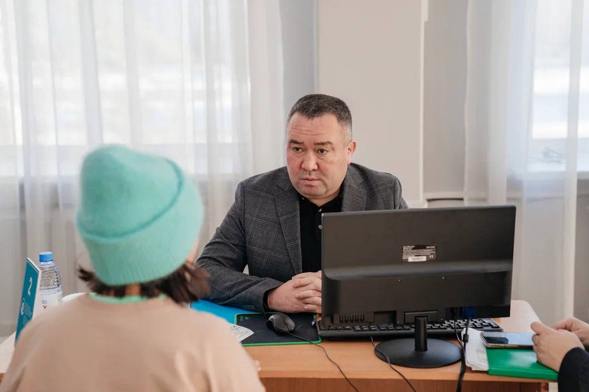 Аким города Семей Нурбол Нурсагатов еженедельно проводит прием граждан по личным вопросам.