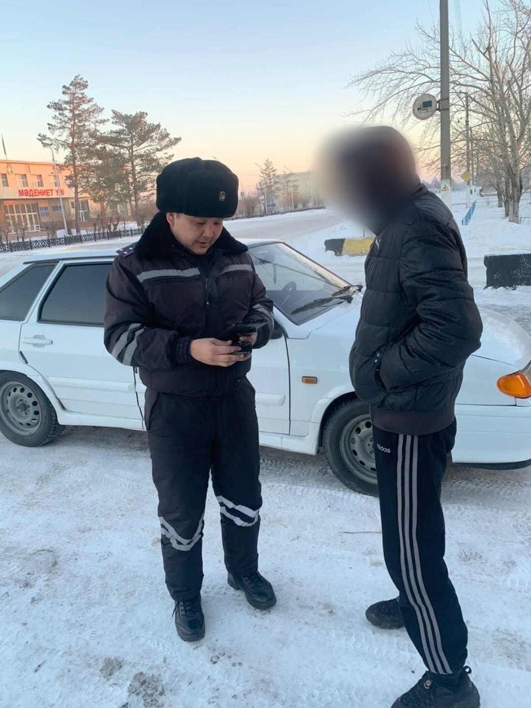 Көліктің капотына досын отырғызып көлік жүргізген  жүргізуші жазаланды