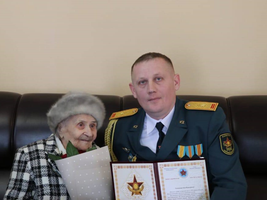 Военнослужащие Вооруженных сил поздравили ветерана войны Анну Котову со столетним юбилеем