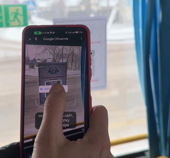 «Книга в дорогу»: В автобусах Сарани появились QR-коды для чтения