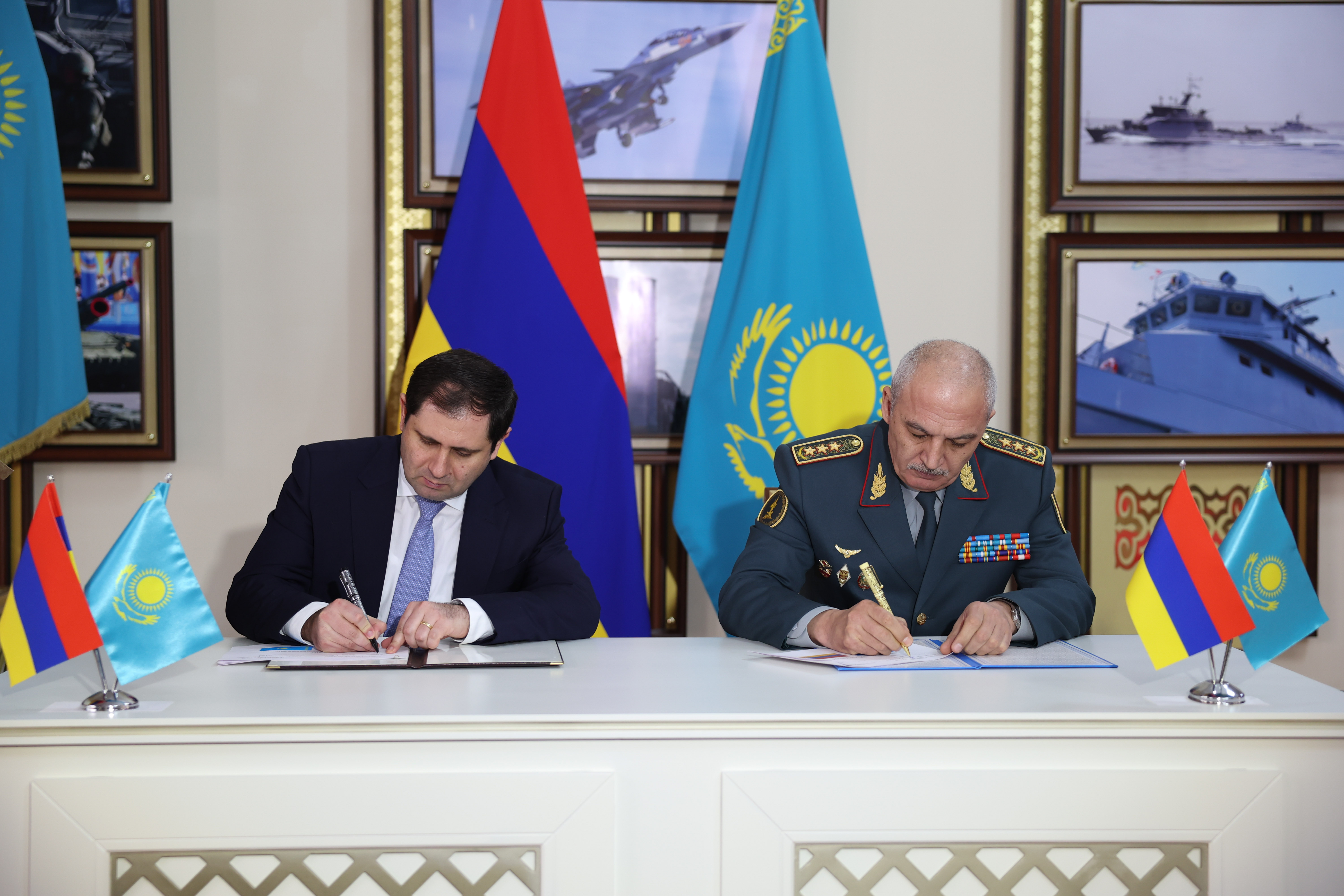 Министр обороны Казахстана встретился с коллегой из Армении