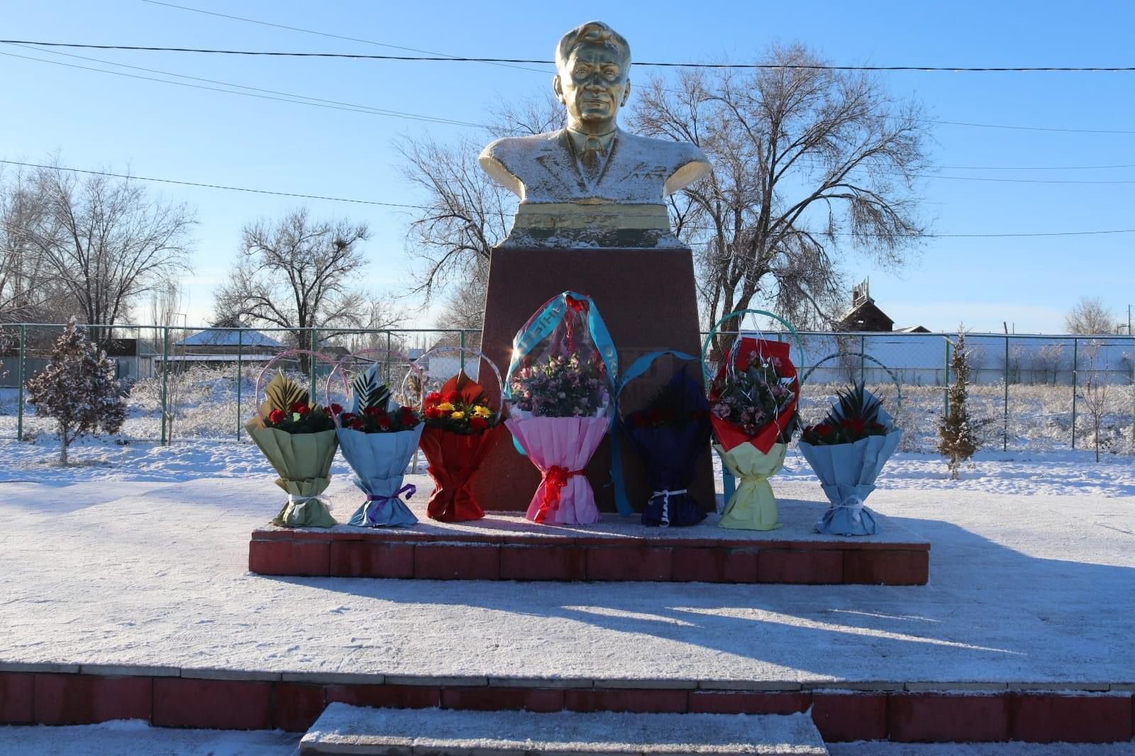 Дінмұхамед Ахметұлы Қонаевтың ескерткішіне гүл себеттерін қою рәсімі