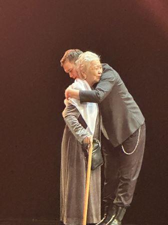 Театрда порнографиялық қойылымды көріңіз