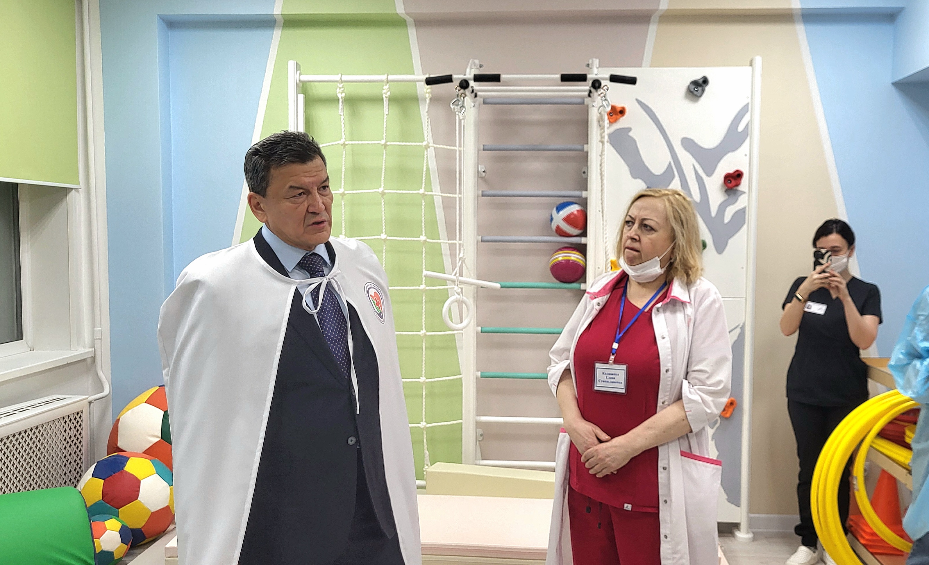 Дефектолог и ребенок. Логопедия и дефектология. Казакша логопедия. Әлеуметтік педагог. Логопед и ребенок.