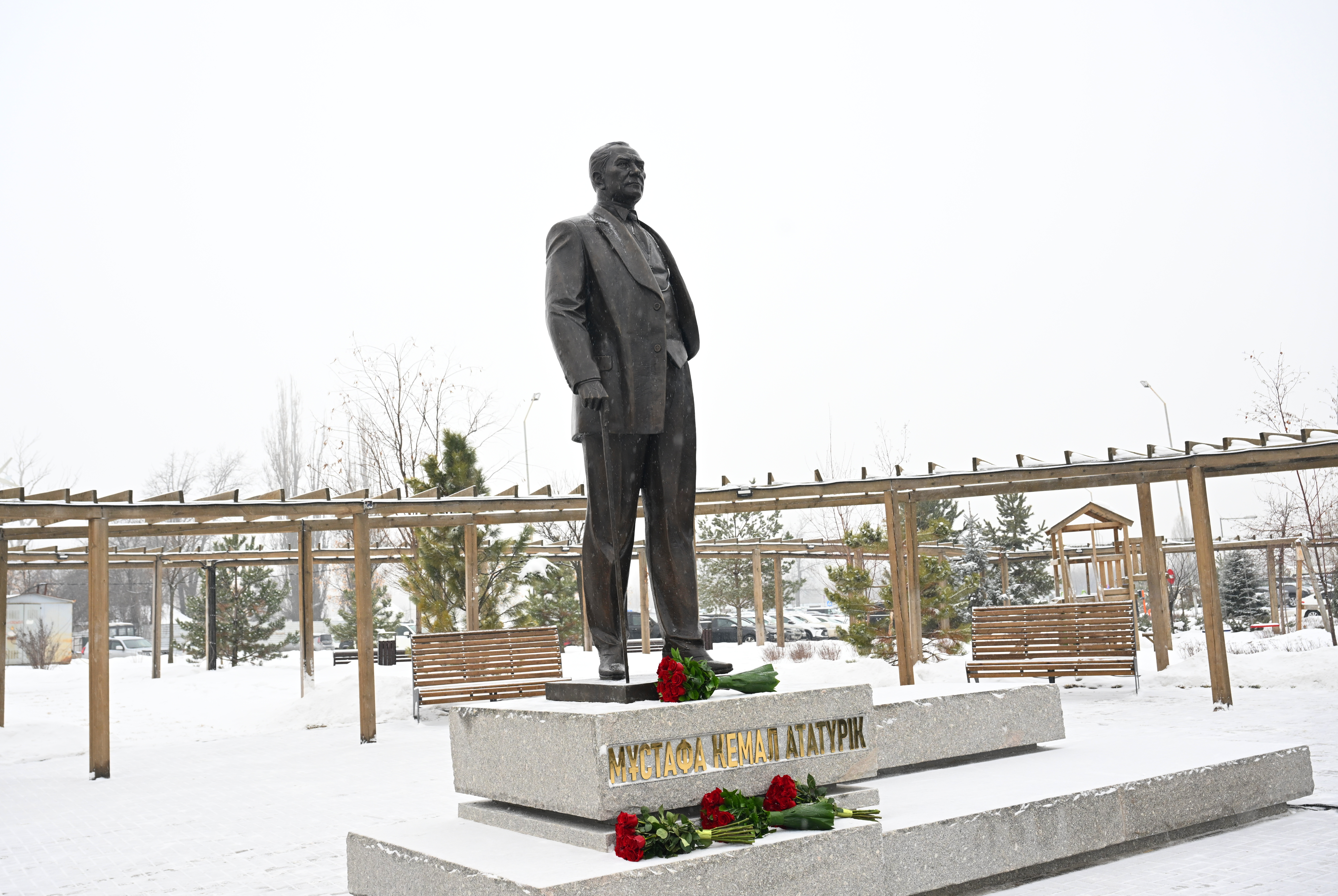 В Алматы открыли памятник Мустафе Кемалю Ататюрку