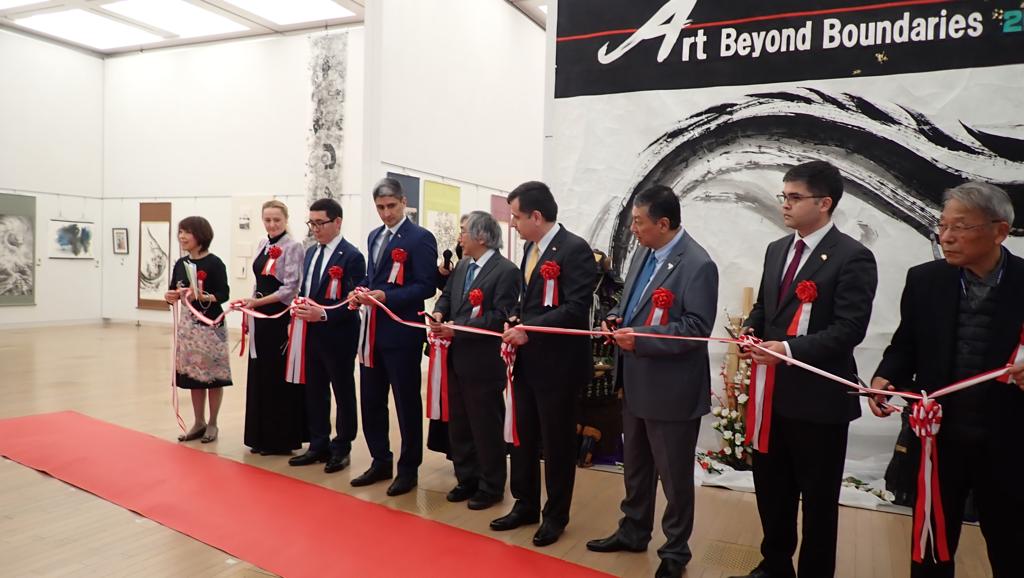 東京の国立新美術館にて中央アジア諸国の子どもたちの絵画を集めた展覧会が開催されました。