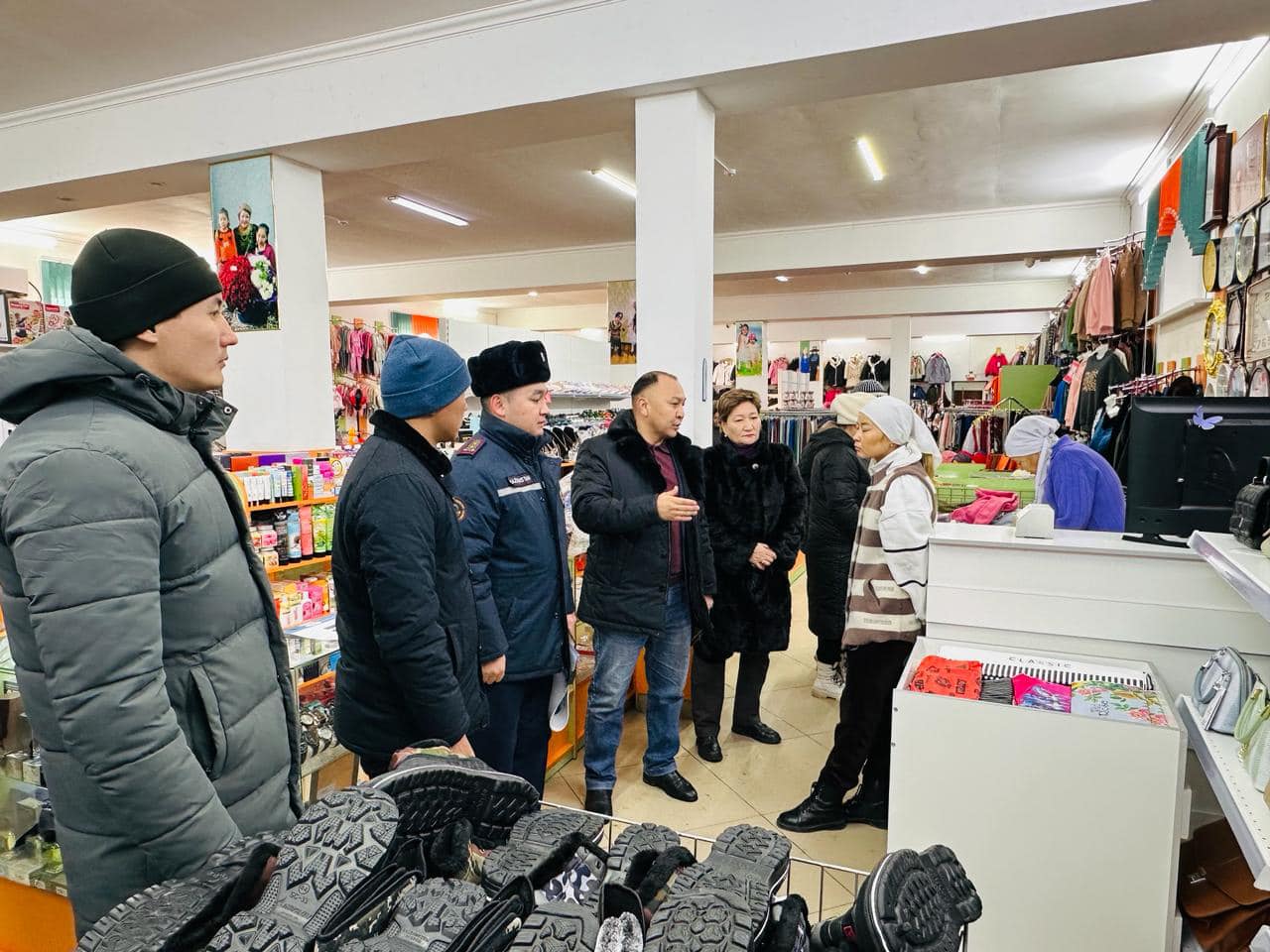 Мужчина марионетка. Человек управляющий предметами. Человечек управляет. Объект управления. Искусство влияния манипуляций.