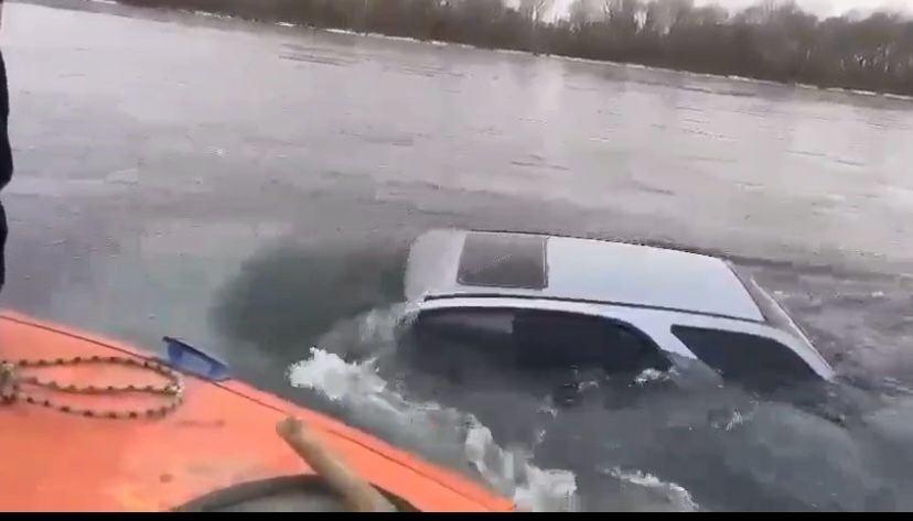 Автомобиль в реке