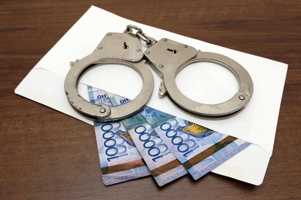 Следователь Шуского районного отдела полиции Жамбылской области подозревается в получении взятки
