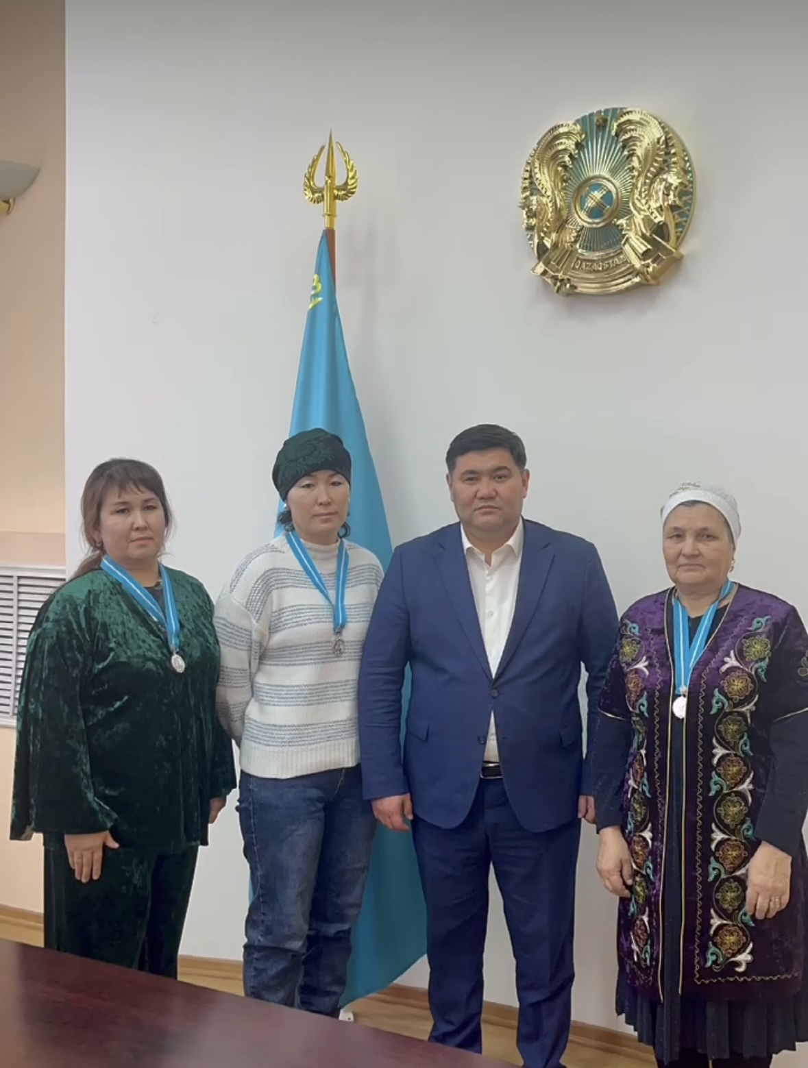 Аким района вручил государственные награды многодетным матерям