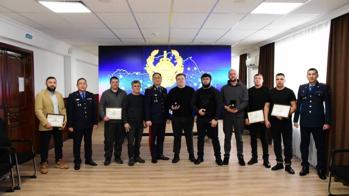 В Караганде наградили автоволонтёров за помощь в спасении людей из снежного плена   