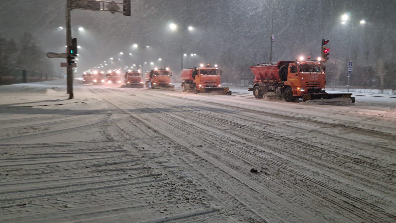 Снегопад в Астане: свыше 1200 единиц спецтехники вышли на уборку улиц