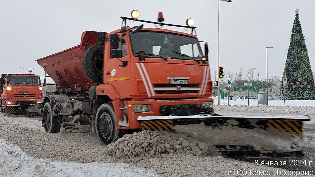 Свыше 1700 единиц спецтехники и порядка 2500 дорожных рабочих вышли на уборку снега в Астане