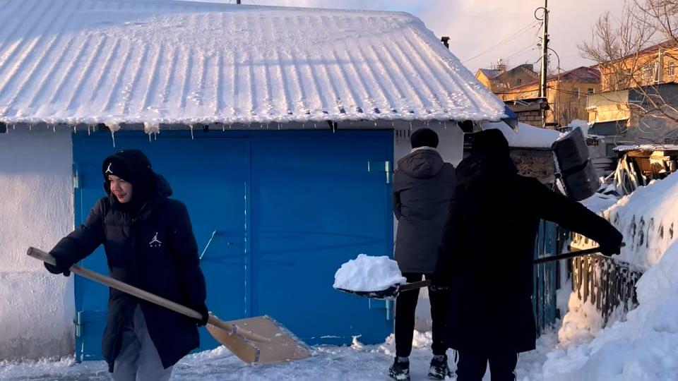 Волонтёры Сарани очищают от снега дворы одиноких пожилых жителей