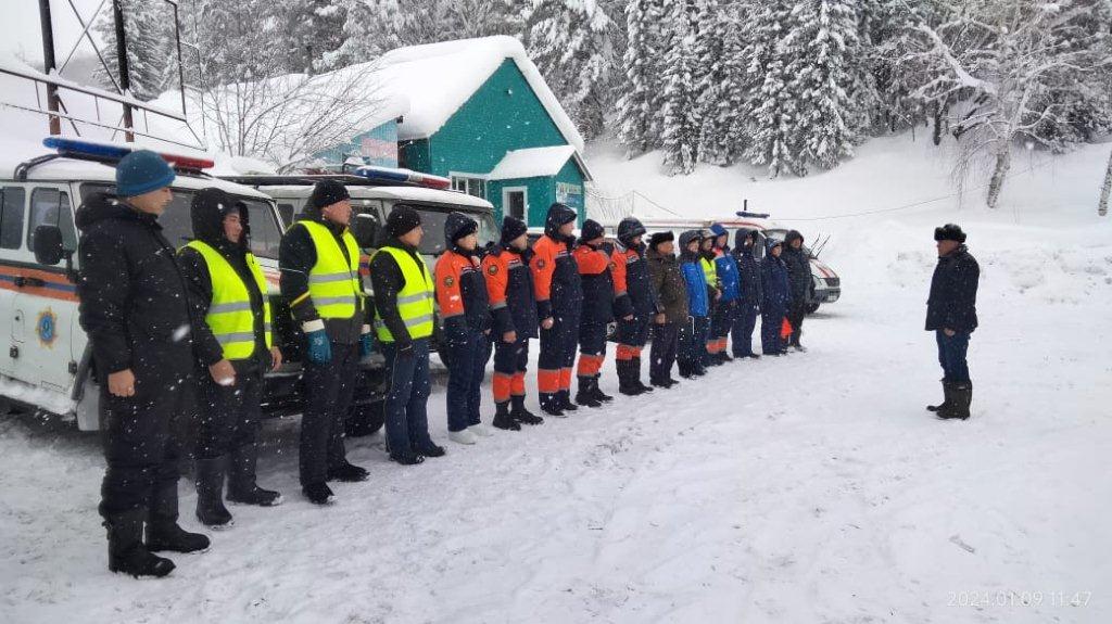 В районе Алтай  проведен спуск лавин из-за большого скопления снега