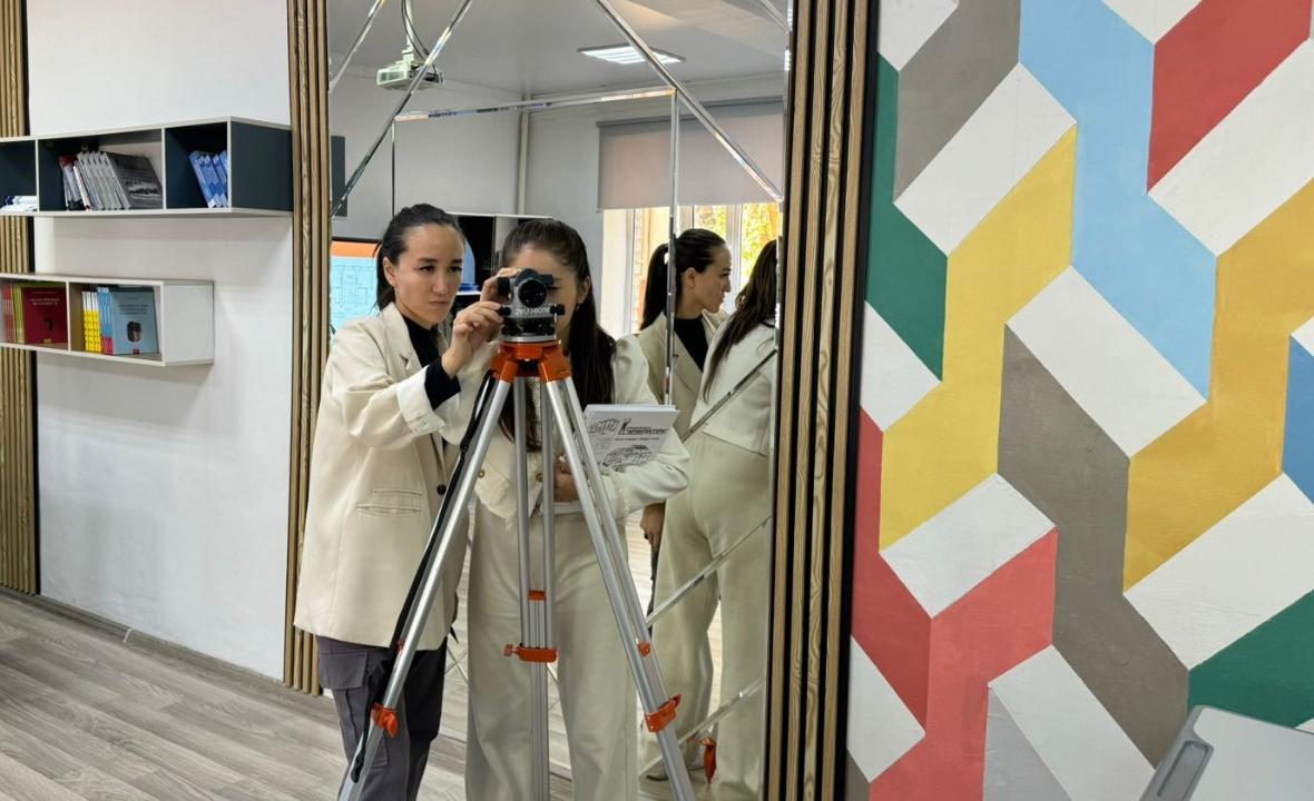 Преподаватель и студент на занятии