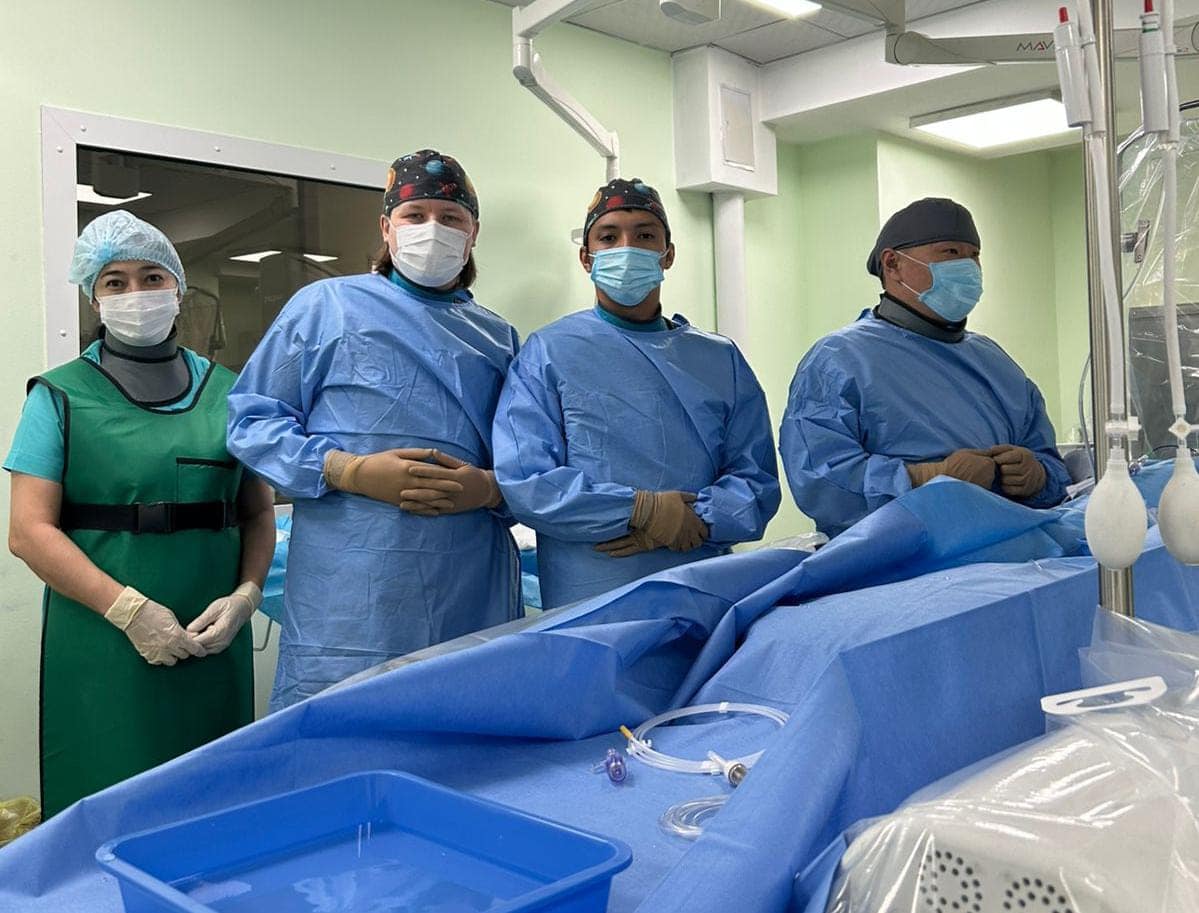 АЛМАТЫЛЫҚ НЕЙРОХИРУРГ МАМАНДАР АРТЕРИОВЕНОЗДЫ МАЛЬФОРМАЦИЯНЫ СӘТТІ ЕМДЕДІ