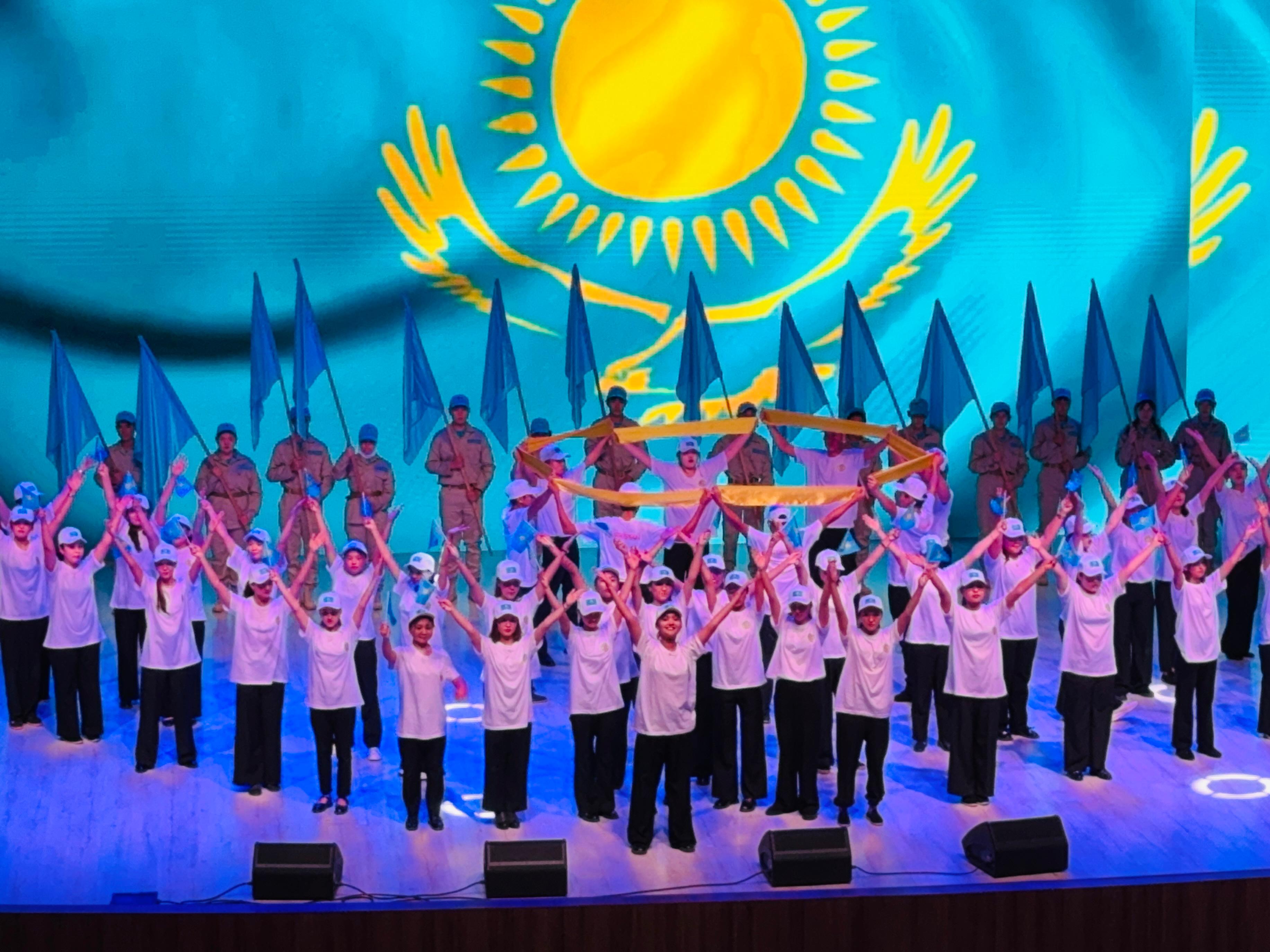 Студент сабақта жыныстық қатынасқа түсуді қалады.