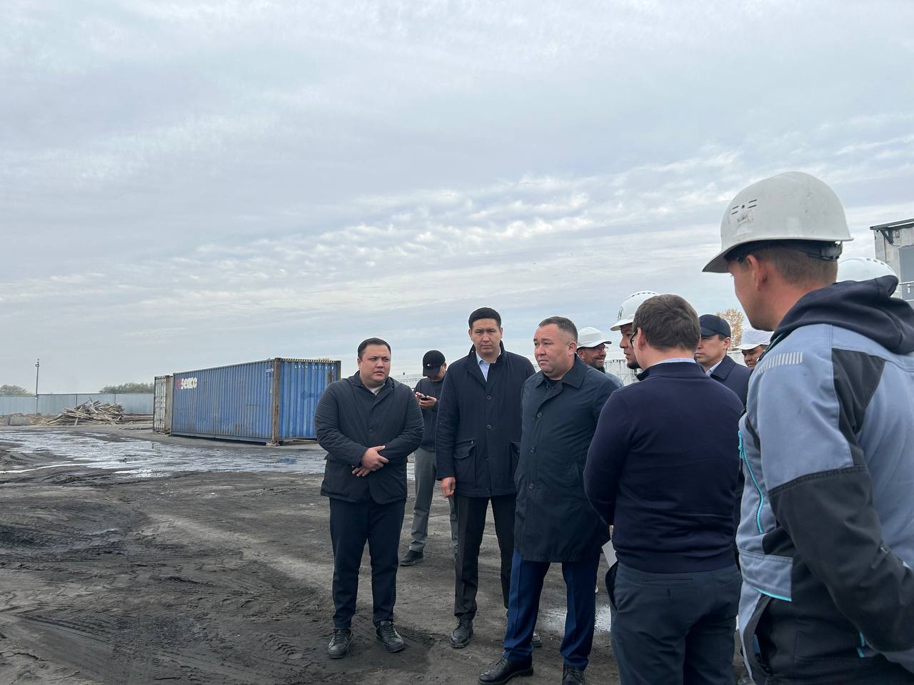В городе Семей активно продолжаются работы по благоустройству дворов и строительству новых многоэтажных домов