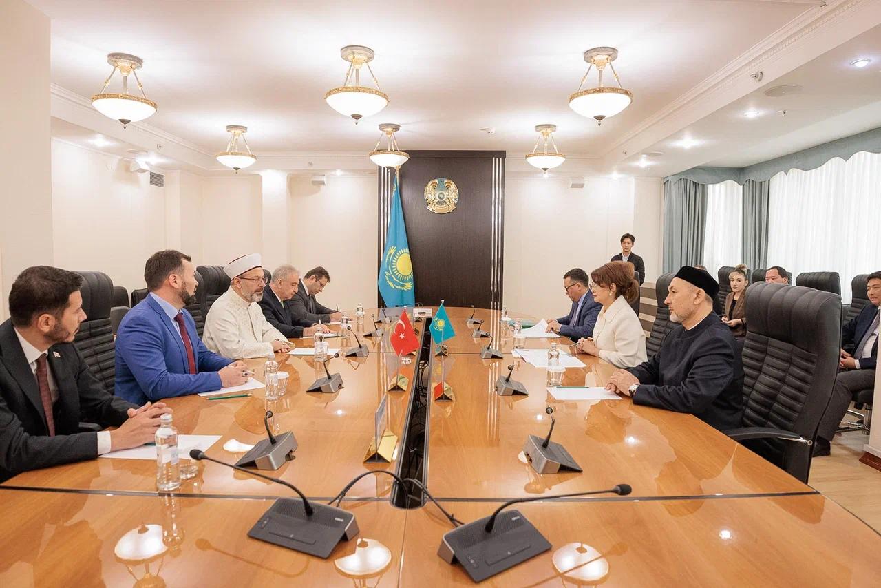 Аида Балаева Түркия Дін істері басқармасының төрағасы Әли Ербашпен кездесу өткізді