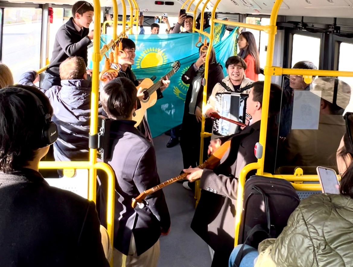 Актауская молодежь прошлась по городу с государственным флагом