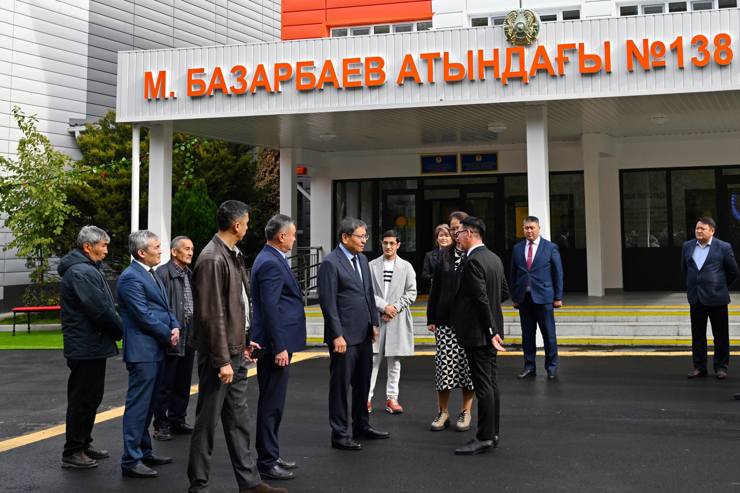 Аким Алматы Ерболат Досаев осмотрел школу после сейсмоусиления и капитального ремонта