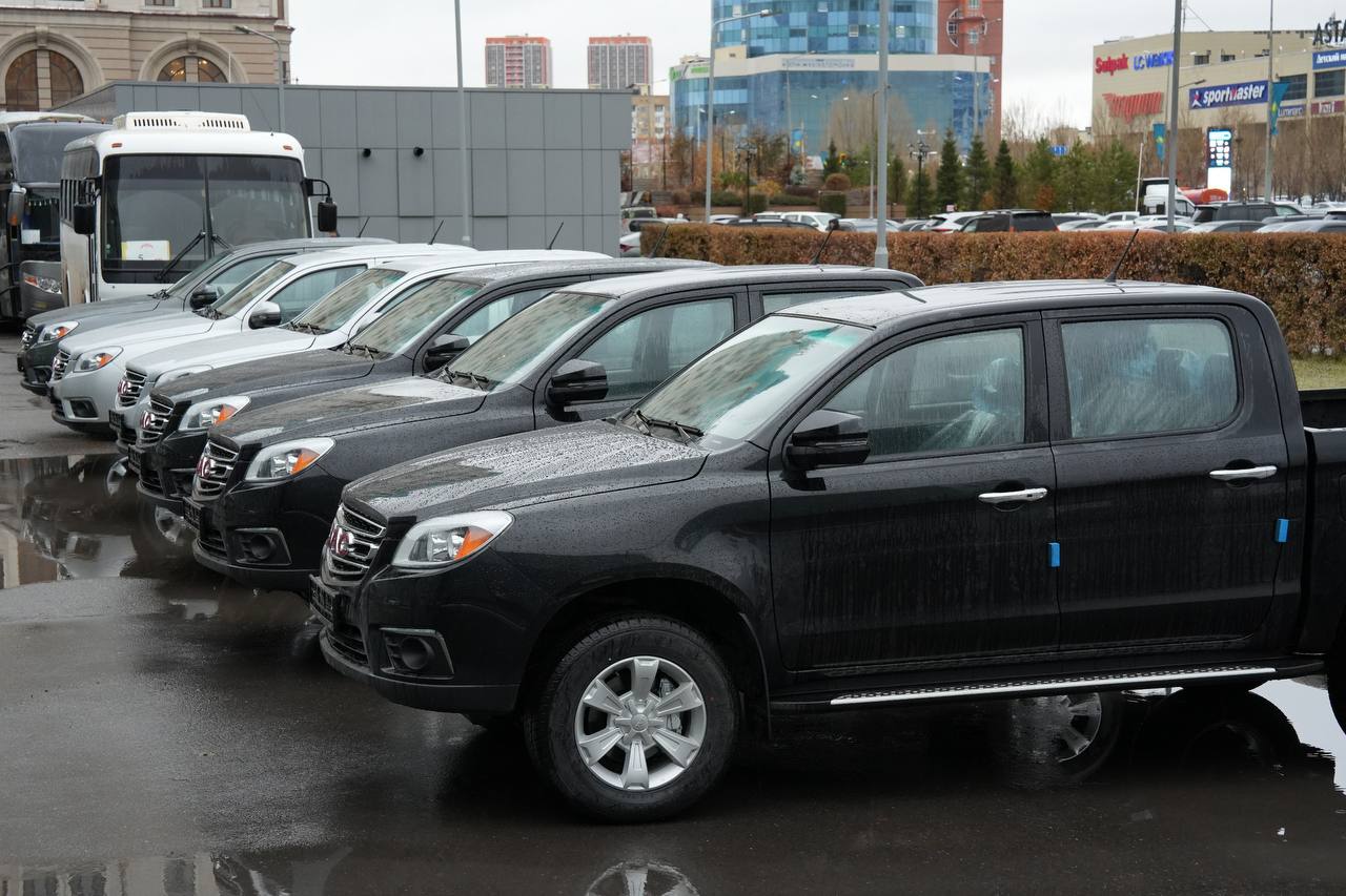 20 автомобилей вручили работникам водной отрасли в честь Дня Республики