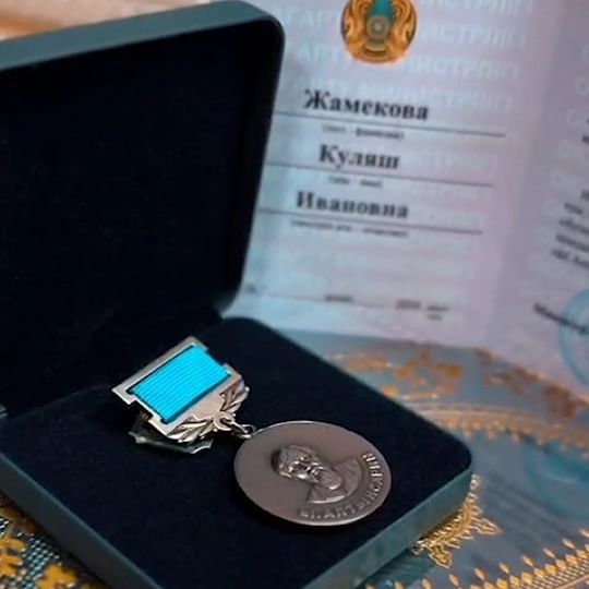 Үстел үстінде ит стиліндегі жас қыздың порносы Смотреть үй порно онлайн: күйеуі трахает әйелі