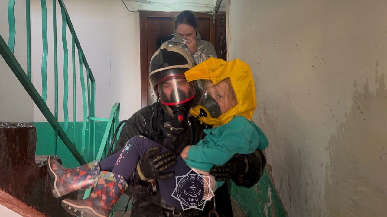 Спасатели ВКО при пожаре эвакуировали 7 человек