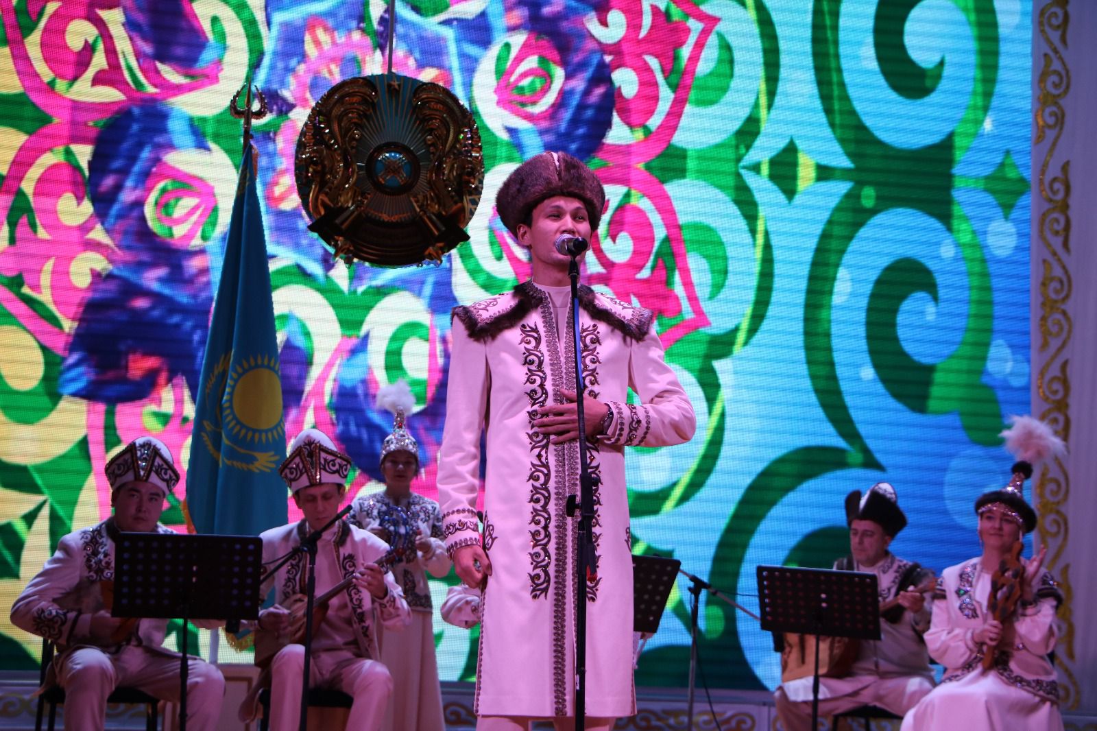 «Республикам жырымсың, тұмарым қып тағатын»
