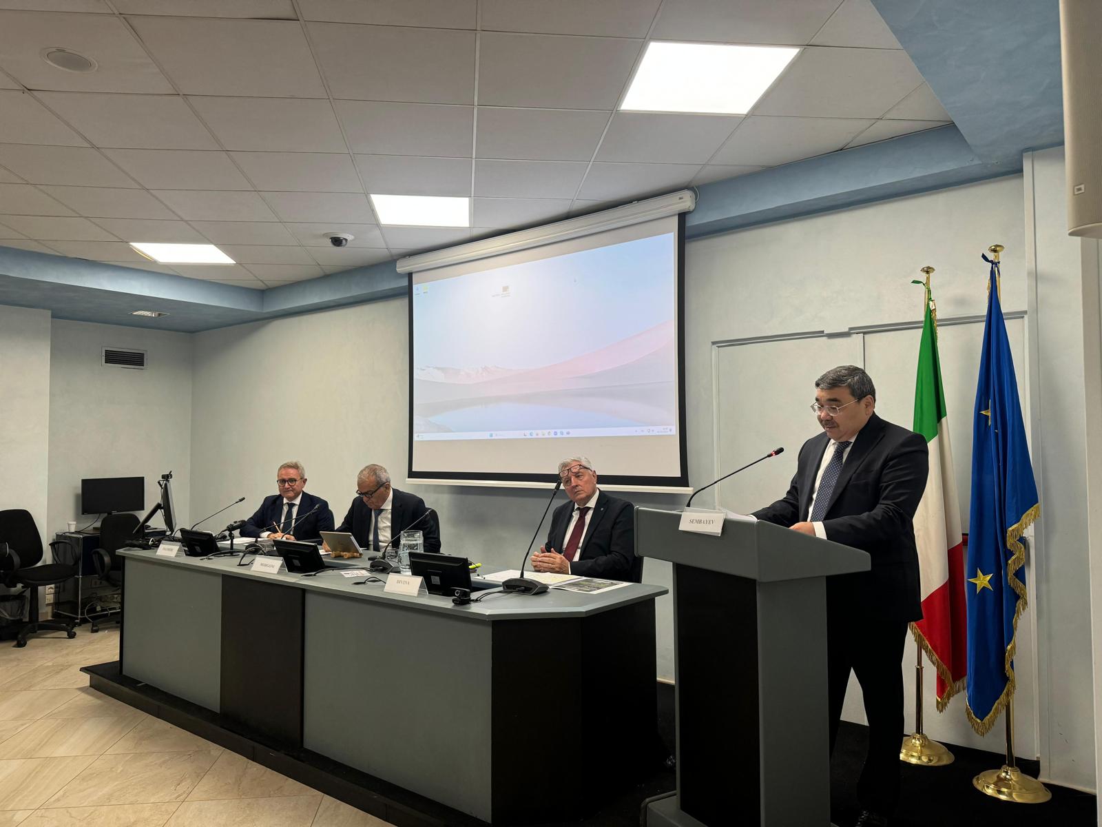 L'Ambasciatore del Kazakhstan in Italia ha partecipato a un seminario sulle rotte internazionali di trasporto e logistica