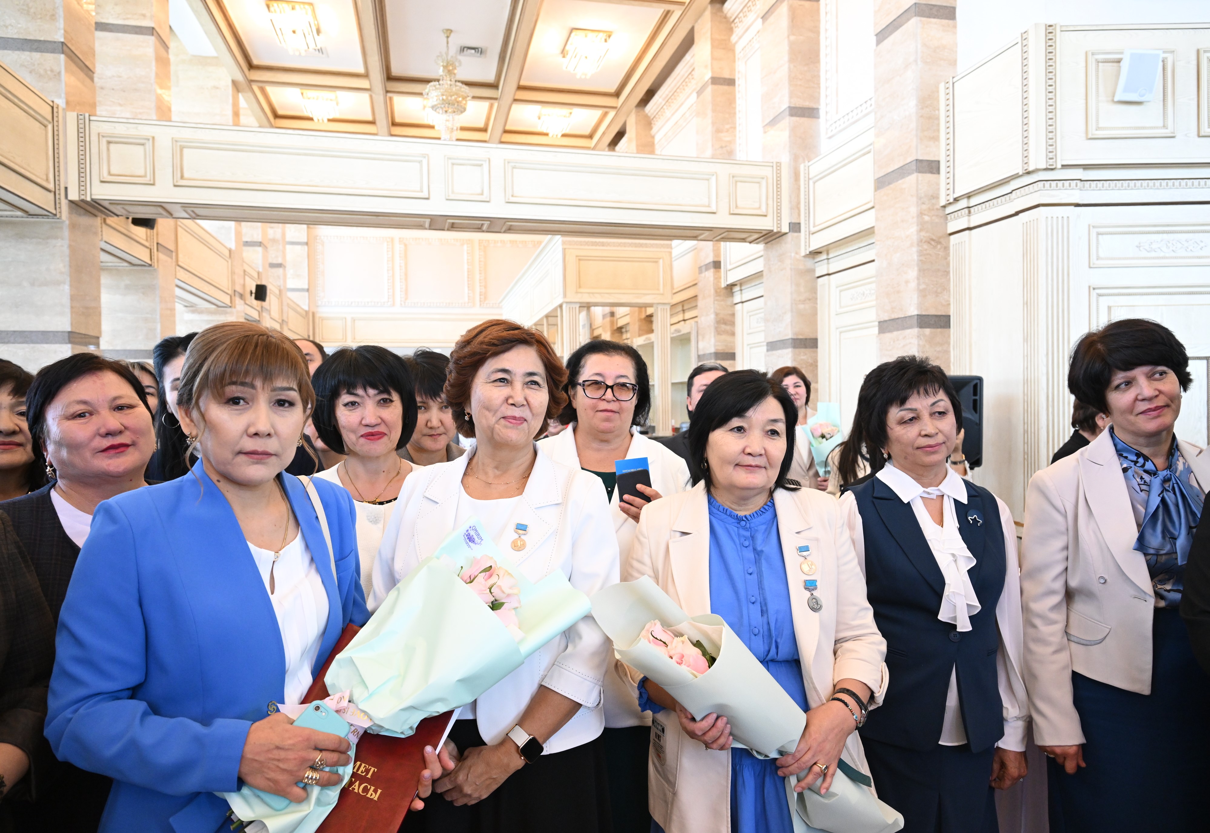 Жетісуда 1000-нан астам ұстаз кәсіби мерекесіне орай марапатталды