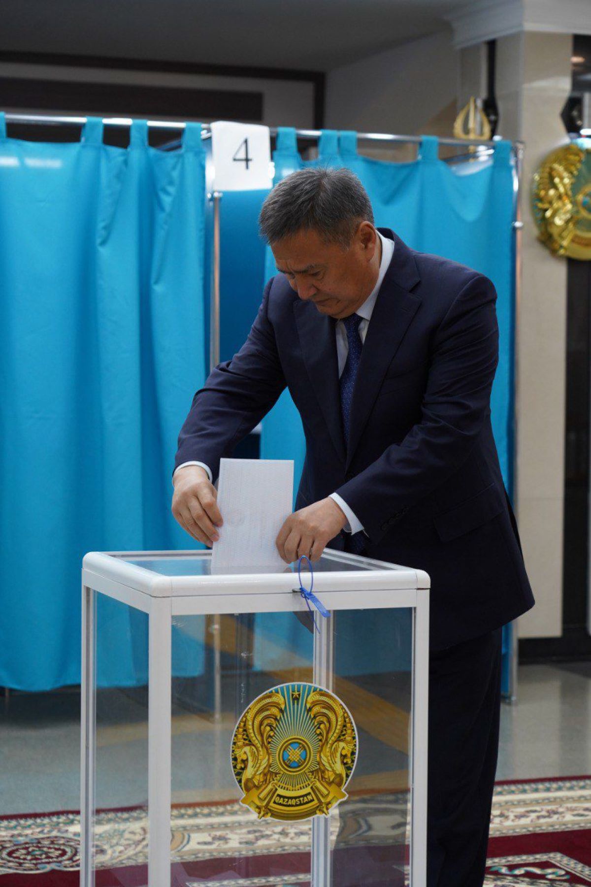 Аким Акмолинской области проголосовал на  референдуме