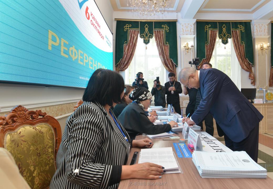 Бейбит Исабаев голосует на референдуме