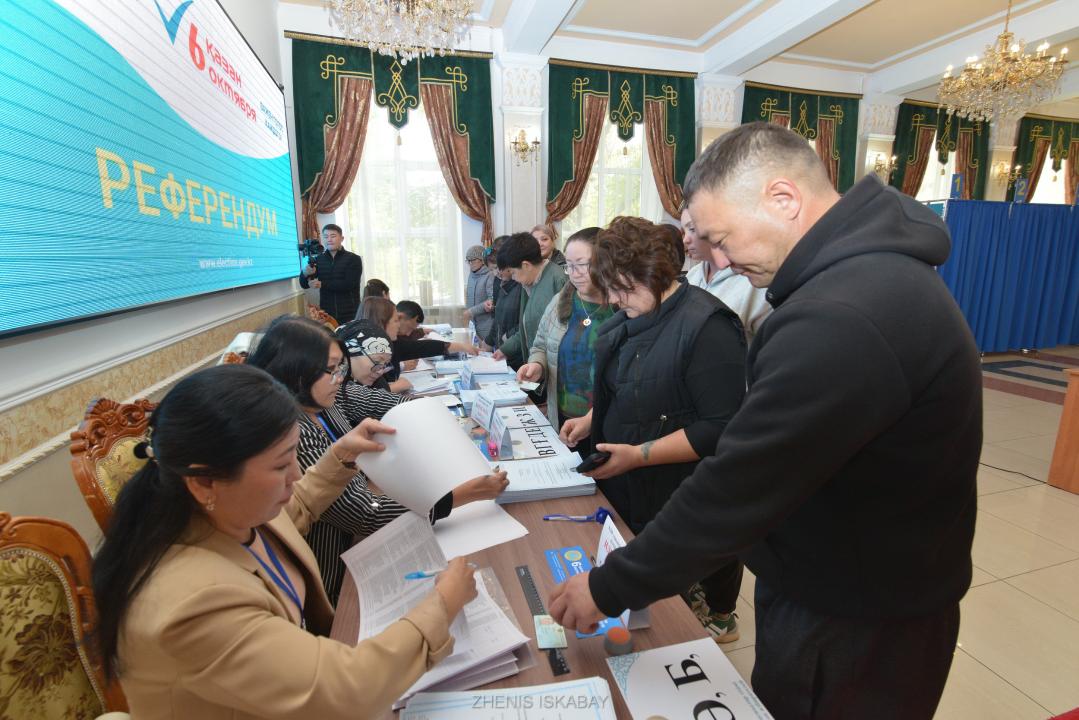 Жители голосуют на референдуме