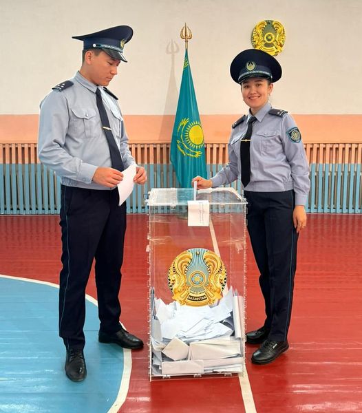 Түркістанда 12 ерлі-зайыпты полицей референдумда дауыс берді