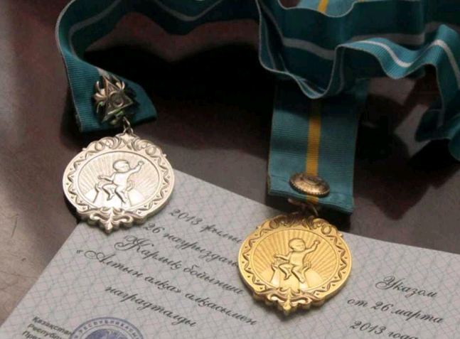 Аналарға алқалар табысталды