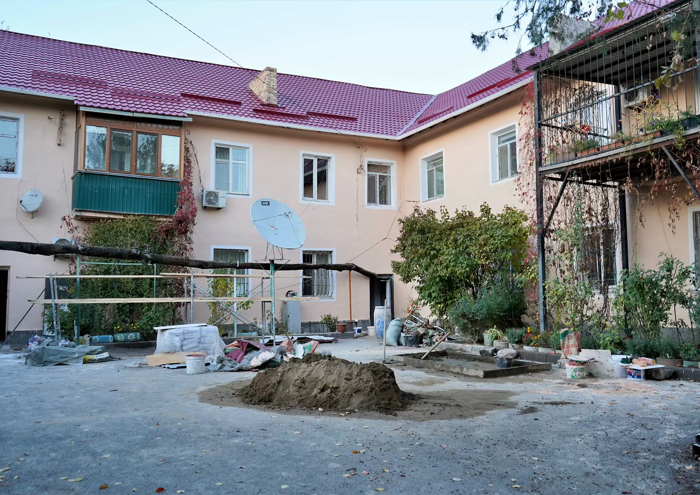 В КЕНТАУ ПРОДОЛЖАЮТСЯ РАБОТЫ ПО МОДЕРНИЗАЦИИ МНОГОЭТАЖНЫХ ЖИЛЫХ ДОМОВ