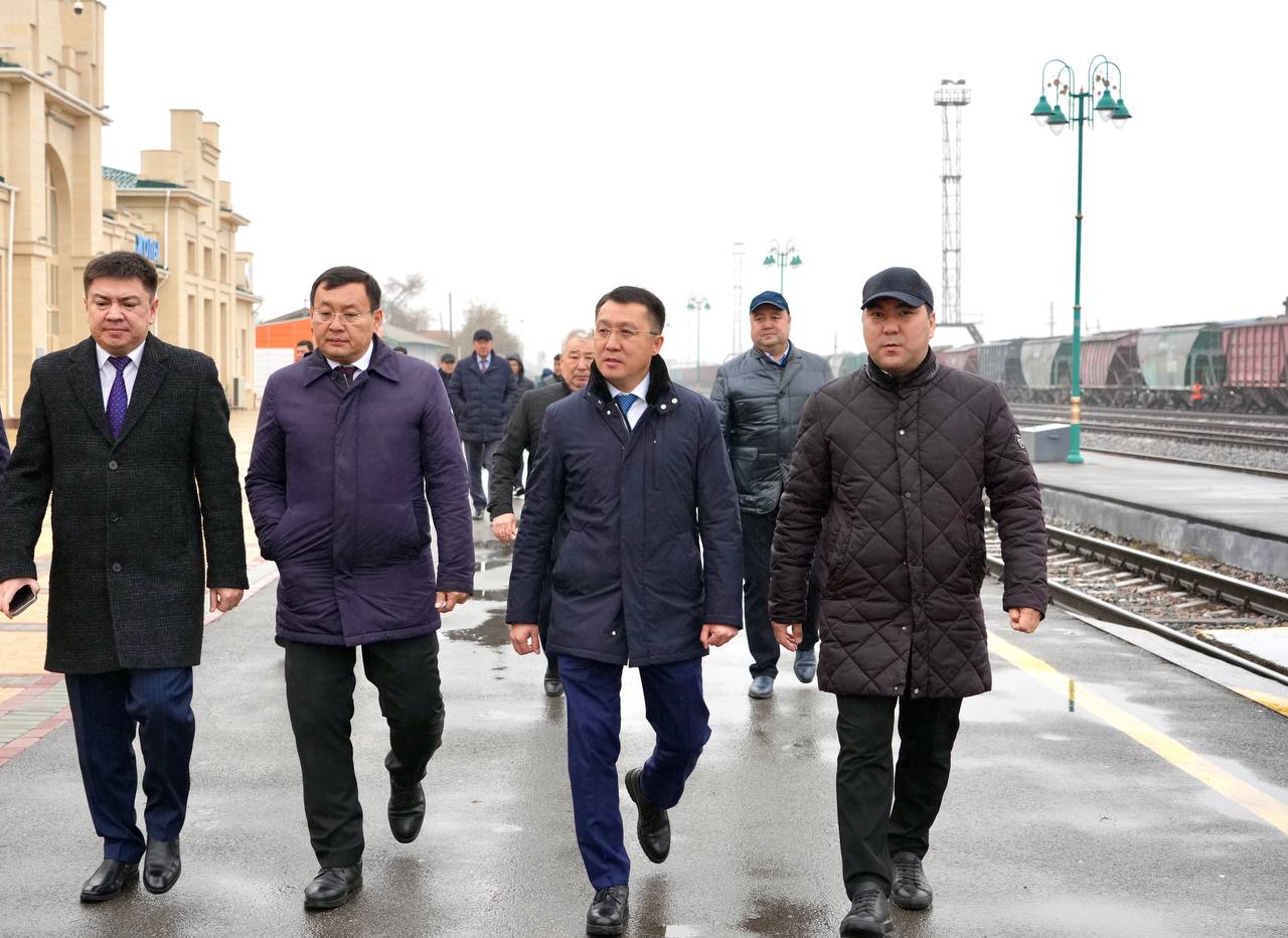 Көлік министрі Марат Қарабаев Қызылорда облысына жұмыс сапары барысында Қызылорда қаласындағы теміржол вокзалының жәй-күйімен танысты