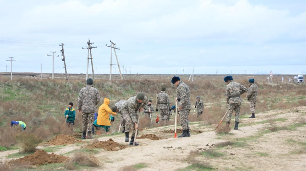 «ТАЗА ҚАЗАҚСТАН»: АРЫС ҚАЛАСЫН АБАТТАНДЫРУ ЖҰМЫСТАРЫНА ӘСКЕРИ БӨЛІМ САРБАЗДАРЫ ДА АТСАЛЫСТЫ