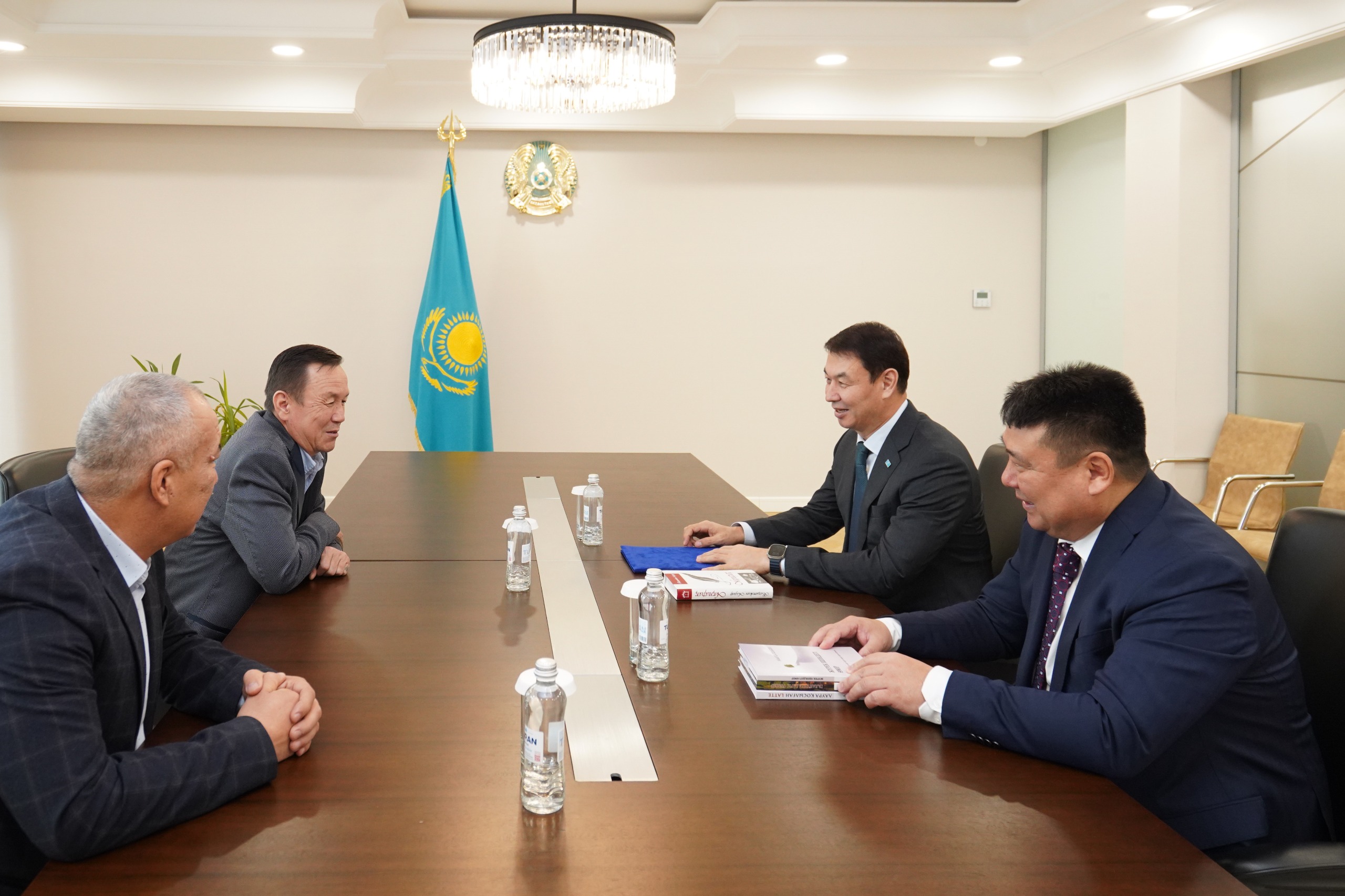 ТҮРКІСТАН: ОБЛЫС ӘКІМІ ТАНЫМАЛ АҚЫНДЫ ҚАБЫЛДАДЫ