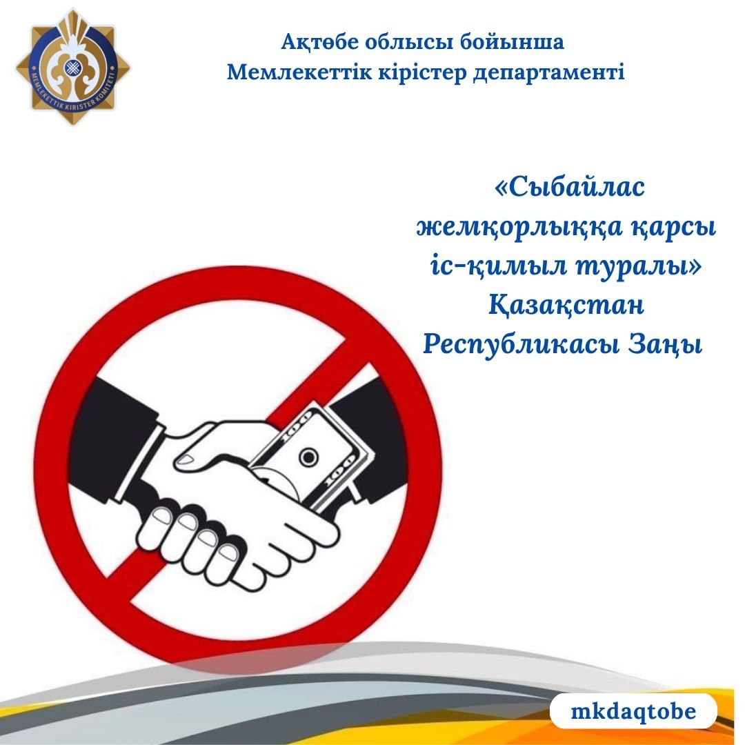 Жалаңаш балалардың суреттері Ол ваннаға шомылып, қарап отыр.