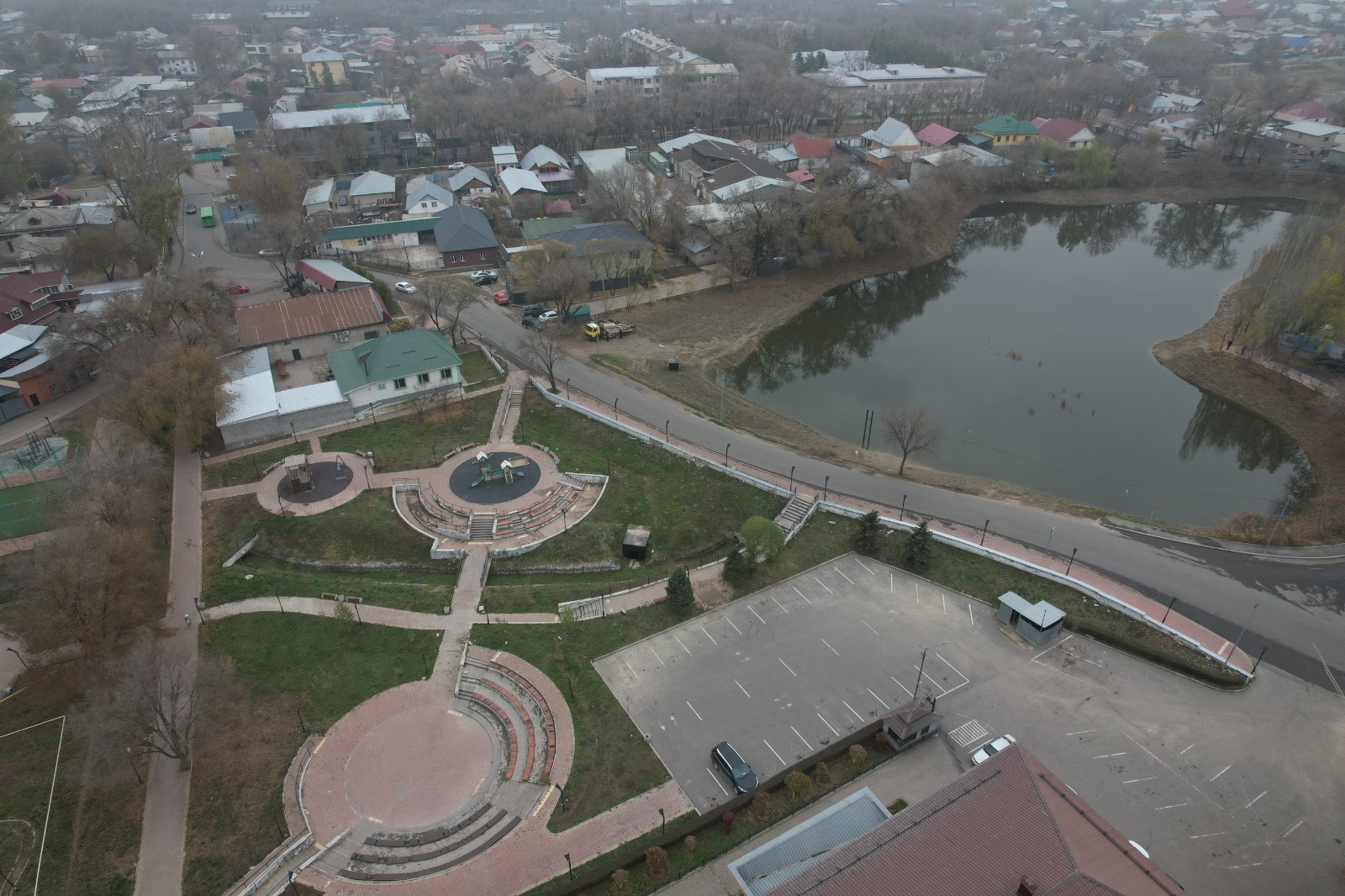 В Алматы со дна озера Карасу вывезено 53 тонны отходов