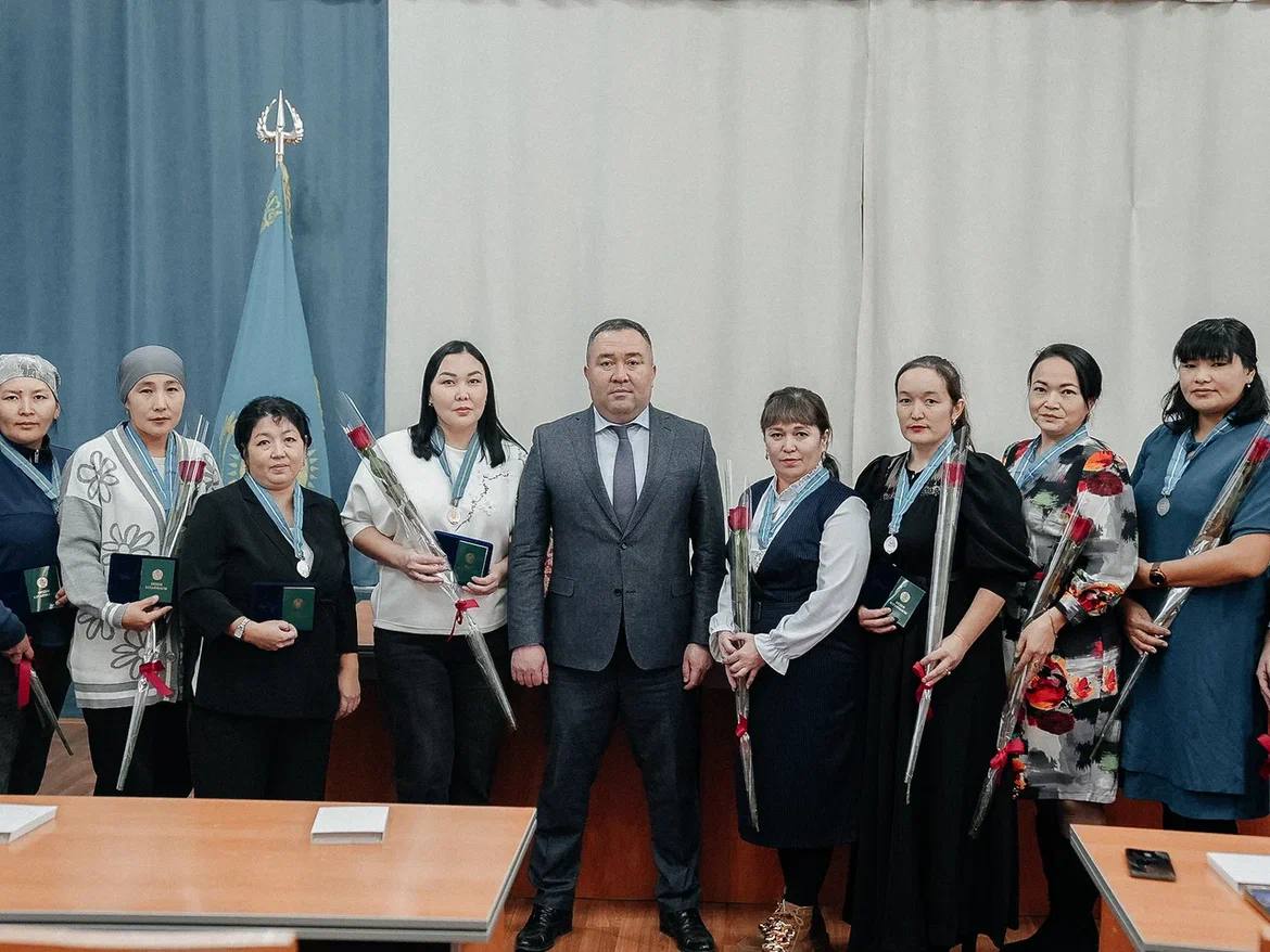 Қала әкімі көпбалалы аналарға алтын және күміс алқаларын салтанатты түрде табыстады