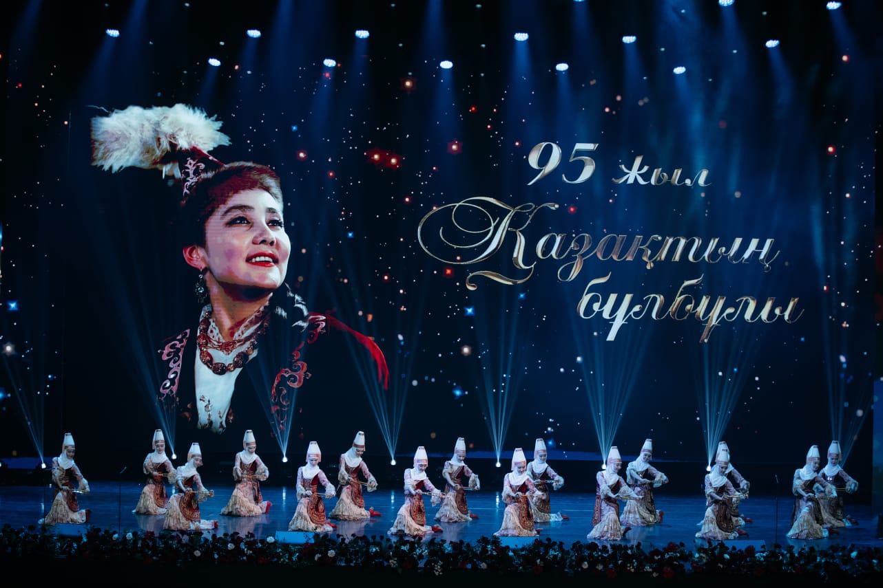 Бибигуль Тулегенова отметила 95-летие на сцене театра «Астана Опера»