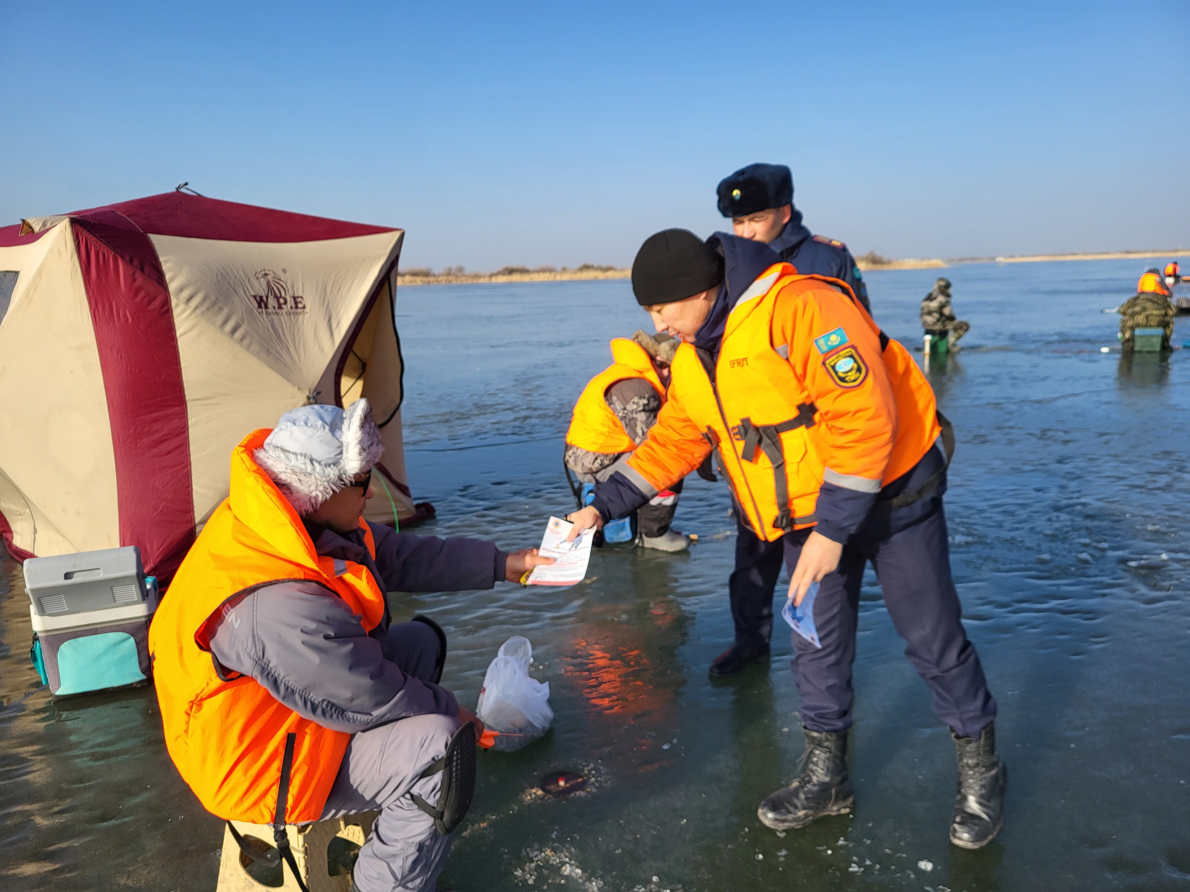 МЧС предупреждает: выход на тонкий лёд крайне опасен