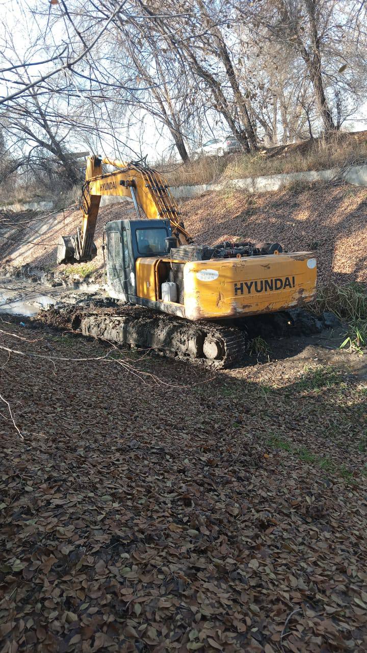 Д.Қонаев атындағы Үлкен Алматы каналы «Қазсушар» филиалы ПК1210 каналынан бастап ПК1311 каналына дейін жалпы ұзындығы 10 шақырым учаскеде механикалық тазалау жұмысын жүргізіп жатыр