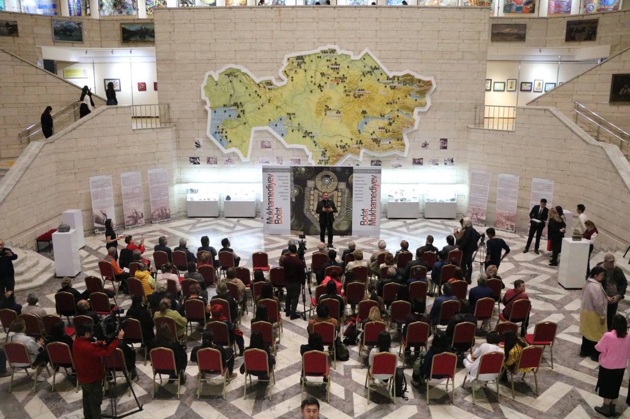 В Алматы открылась персональная выставка «Резонанс времени» Болата Мухамедиева