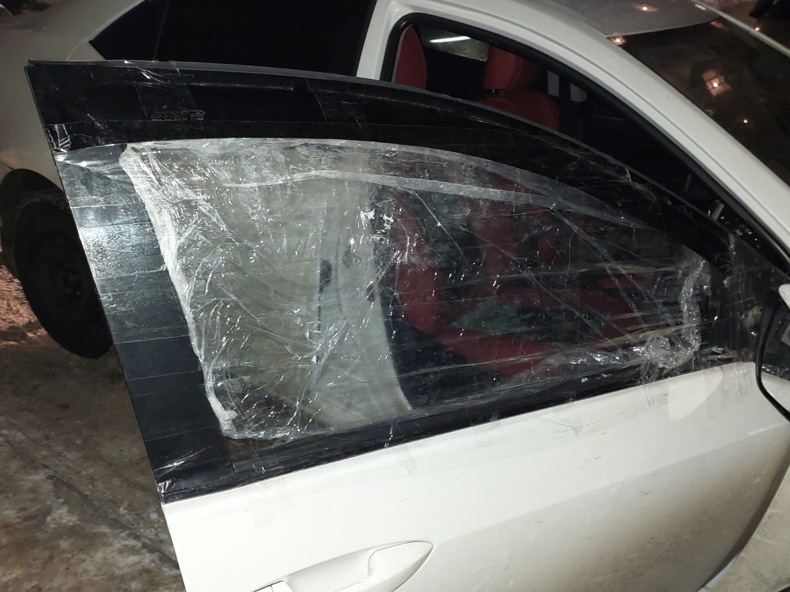 Көлікті төмпештеп, әйнегін сындырған: Астанада вандалдарды жазалау жалғасып жатыр